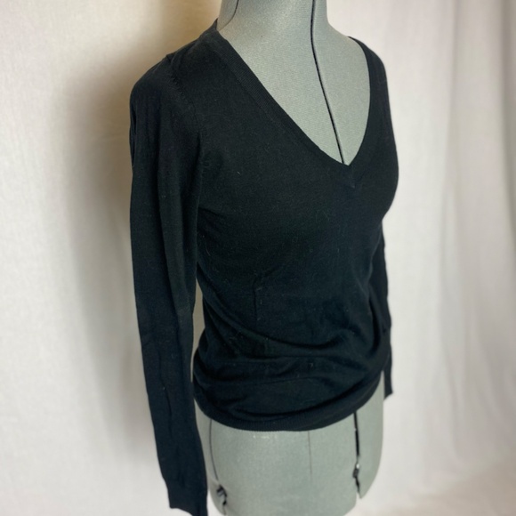 Gap V-neck light weight long sleeved black sweater - Picture 4 of 10
